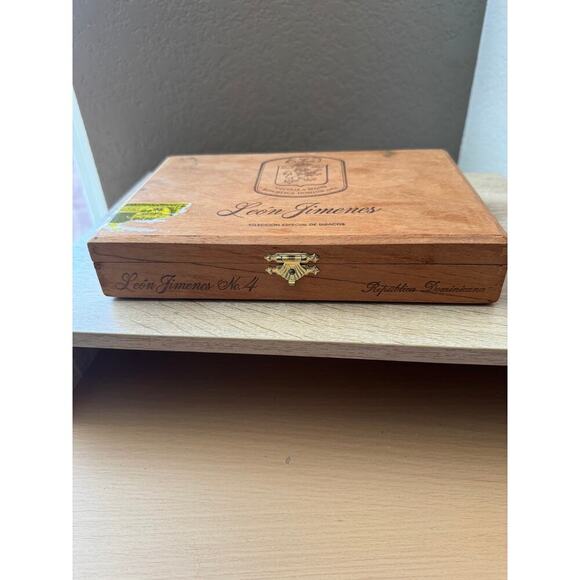 Leon Jimenes No. 4 Wooden Cigar Box - Picture 3 of 9